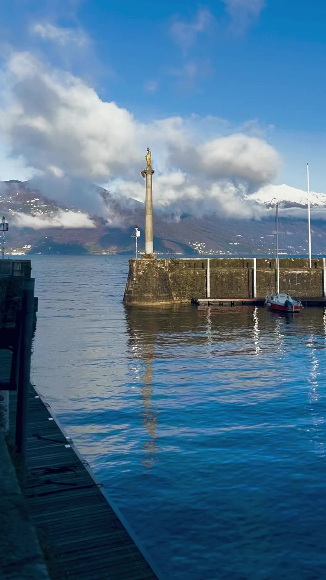 L’acqua e i riflessi del Porto Vecchio di Luino sul Lago Maggiore