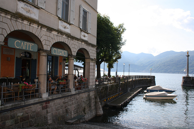 Il Caffè Clerici affacciato sul Porto Vecchio di Luino